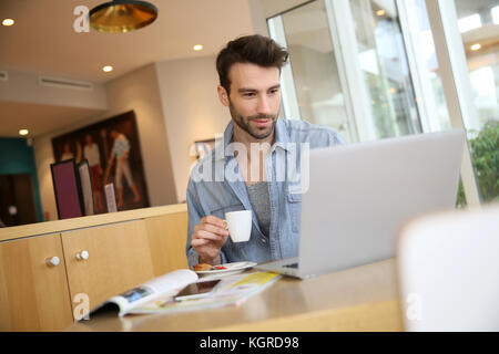 Mann auf Laptop von zu Hause aus arbeiten Stockfoto