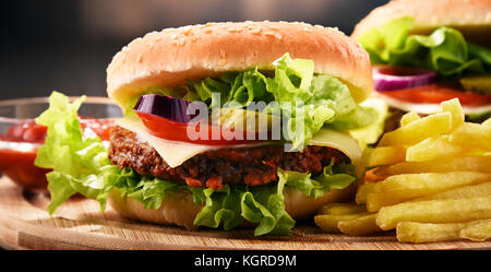 Hausgemachte Hamburger mit Käse und frisches Gemüse Stockfoto