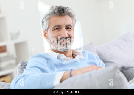 45-jähriger Mann im Sofa zu Hause Stockfoto