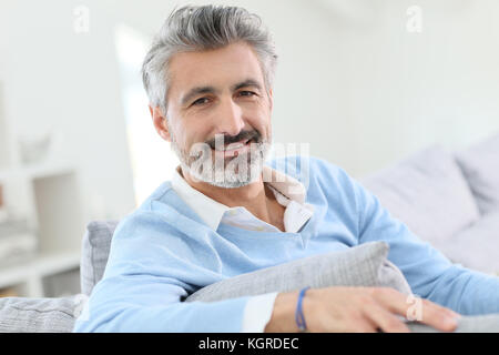 45-jähriger Mann im Sofa zu Hause Stockfoto