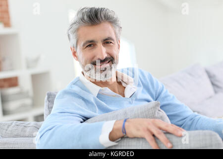 45-jähriger Mann im Sofa zu Hause Stockfoto