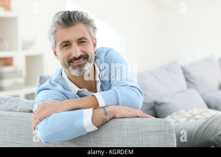 45-jähriger Mann im Sofa zu Hause Stockfoto