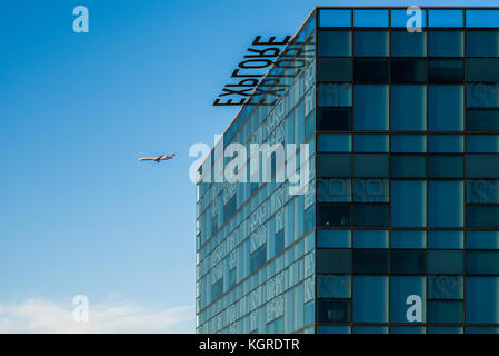 Erkunden, Gebäude mit im Glas mit dem Flugzeug fliegen durch reflektierte erkunden Stockfoto