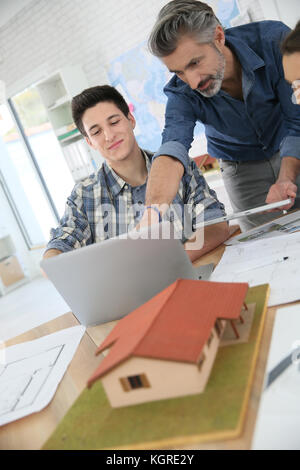 Lehrer mit Schülern in der Architekturschule Stockfoto