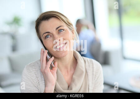 Portrait von Reife blonde Frau am Telefon sprechen Stockfoto