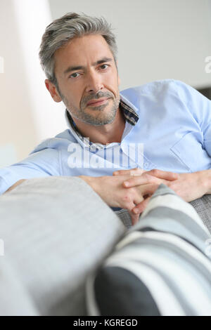 Lächelnd schöne 45-jährige Mann zu Hause entspannen Stockfoto