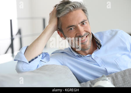 Lächelnd schöne 45-jährige Mann zu Hause entspannen Stockfoto