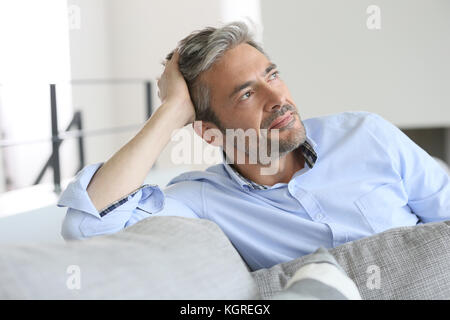 Lächelnd schöne 45-jährige Mann zu Hause entspannen Stockfoto