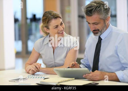 Business Team arbeiten im Büro mit Tablet Stockfoto