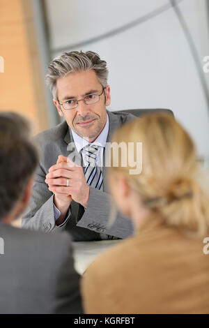 Berater hören auf Clients in Sitzung Stockfoto