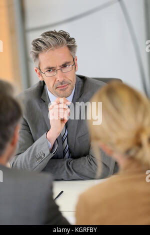 Berater hören auf Clients in Sitzung Stockfoto