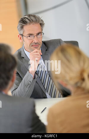 Berater hören auf Clients in Sitzung Stockfoto