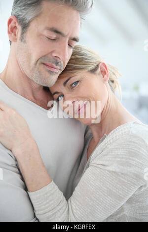 Älteres Ehepaar mit Liebe und Zärtlichkeit Stockfoto