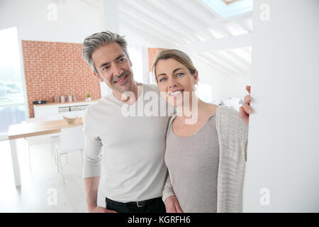 Reifes Paar öffnen der Tür Ihres Hauses Stockfoto