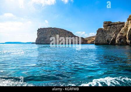 Das türkisfarbene Wasser des Mittelmeers mit weit entfernten Klippen zwischen Insel Comino und Gozo in Malta Stockfoto