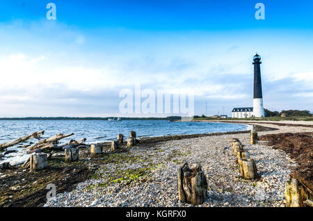 Ein Strand, der zum Leuchtturm Sõrve in Saaremaaa, Estland, führt Stockfoto