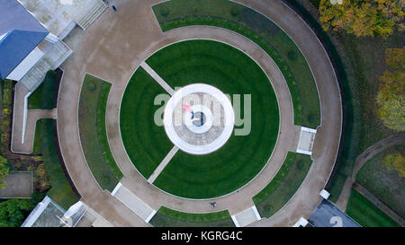 Luftbild zeigt nur die amerikanische Soldatenfriedhof in Großbritannien, die die Blätter im Herbst in der Vorbereitung für die Veterans Day Zeremonie diese Woche gelöscht. Der Friedhof im madingley, Cambridge, hat 3.812 Gräber. Am Freitag mehr als 50 poppy Kränze werden auf den Friedhof gelegt werden die Amerikaner in England begraben, die in den beiden Weltkriegen zu ehren, der starb. der Service Funktion Mitglieder der Royal Air Force und die US-Militärs und eine Schweigeminute abgehalten werden wird der Tag zum Gedenken an den Friedhof erstreckt sich auf 30,5 Hektar Land mit 3.812 Grabsteine der amerikanischen Soldaten. Stockfoto