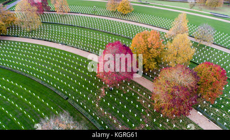 Luftbild zeigt nur die amerikanische Soldatenfriedhof in Großbritannien, die die Blätter im Herbst in der Vorbereitung für die Veterans Day Zeremonie diese Woche gelöscht. Der Friedhof im madingley, Cambridge, hat 3.812 Gräber. Am Freitag mehr als 50 poppy Kränze werden auf den Friedhof gelegt werden die Amerikaner in England begraben, die in den beiden Weltkriegen zu ehren, der starb. der Service Funktion Mitglieder der Royal Air Force und die US-Militärs und eine Schweigeminute abgehalten werden wird der Tag zum Gedenken an den Friedhof erstreckt sich auf 30,5 Hektar Land mit 3.812 Grabsteine der amerikanischen Soldaten. Stockfoto