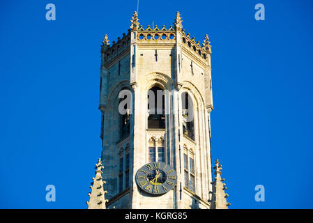 Detail der Belfort van Brügge in der Grote Markt im Zentrum der Stadt in Brügge, Belgien. mittelalterliche Stein crockets und kreuzblumen Linie der Glockenturm. Stockfoto