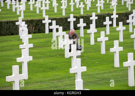 Gärtner Mick howard Reinigung eines der 3.811 Grabsteine an der amerikanischen Soldatenfriedhof im madingley, in der Nähe von Cambridge, in der Vorbereitung für diesen Wochen Erinnerung Tag der Zeremonie eine führende Gärtner an einen Soldatenfriedhof besetzt wurde der Standort heute vorbereiten (Mi) für seinen letzten Tag der Erinnerung Zeremonie nach 33 Jahren. Mick Howard, 64, ausgegeben hat mehr als 5.000 Stunden Reinigung die Kreuze auf dem amerikanischen Soldatenfriedhof im madingley, in der Nähe von Cambridge, da begann er dort 1984 zu arbeiten. als Teil eines Teams von acht Gärtner, verbringt er drei Stunden pro Woche Reinigung der 3.811 Grabsteine der amerikanischen Soldi Stockfoto