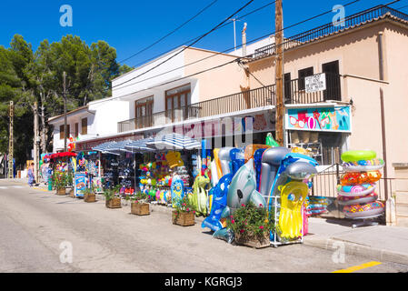 Geschäfte stellen ihre Waren in der Temporal Street in Cala San Vincente auf Mallorca, Spanien, aus Stockfoto