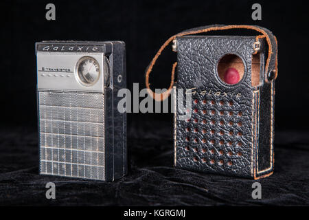 Vintage schwarz Radio mit schwarze Ledertasche Stockfoto