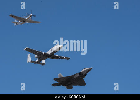 Eine P-51 Mustang, ein A-10 Thunderbolt II und C a F-22 Raptor ein Erbe während der Naval Air Station Jacksonville Air Show, November 3, 2017, Stockfoto