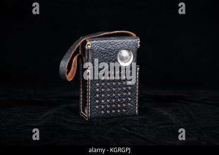 Vintage schwarz Radio mit schwarze Ledertasche Stockfoto