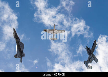 Eine P-51 Mustang, C A-10 Thunderbolt II und einer F-22 Raptor Pause nach Abschluss der Heritage Flight, Nov. 5, 2017, an der Naval Air Station Jacksonville, F Stockfoto