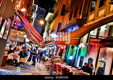 ISTANBUL, Türkei - 24. April 2017: Restaurants sind große touristische Attraktion und wichtiger Teil des Nachtlebens in der Nachbarschaft Fläche von Sultan Ahmed M Stockfoto