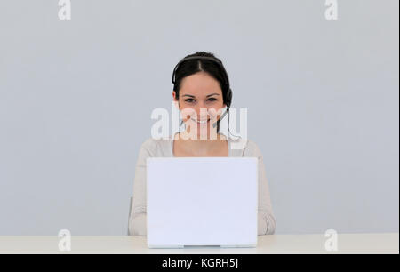 Customer Service Frau auf weißem Hintergrund Stockfoto
