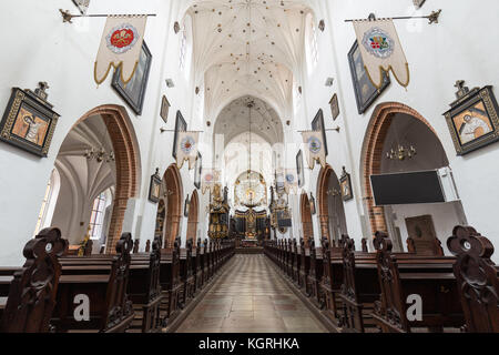 Gang und die kirchenbänke auf die leere Oliwa archcathedral in Danzig, Polen. Stockfoto