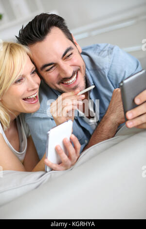 Freundliche paar Spaß mit Smartphone Stockfoto