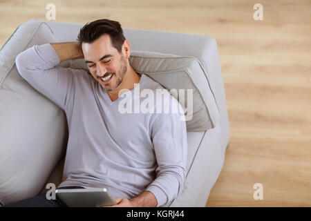 Obere Ansicht des Menschen lesen Zeitung in Sofa Stockfoto