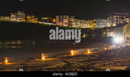 Lagerfeuer Nacht in Port Erin Strand, Vorbereitung für Feuerwerkskörper Stockfoto