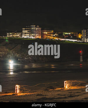 Lagerfeuer Nacht in Port Erin Strand, Vorbereitung für Feuerwerkskörper Stockfoto