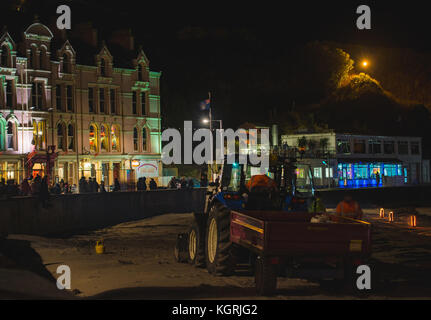 Lagerfeuer Nacht in Port Erin Strand, Vorbereitung für Feuerwerkskörper Stockfoto