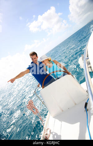 Junges Paar Navigieren auf einer Yacht in der Karibik Stockfoto