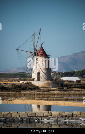 Alte Windmühle benutzt, um Wasser von den Salinen, moxia, Marsala, Sizilien Stockfoto
