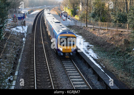 Der erste Trans-pennine-Expresszug, der mit Geschwindigkeit durch Grindleford in Derbyshire, England, UK Hope Valley Line fährt Stockfoto