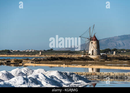 Alte Windmühle benutzt, um Wasser von den Salinen, moxia, Marsala, Sizilien Stockfoto