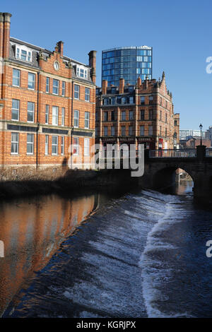 Ladys Bridge Weir und River Don in Sheffield England, Stadtzentrum, Gebäude am Flussufer Stockfoto