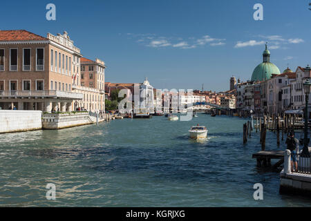 Wasser Bushaltestelle am Grand Canal in der Nähe der Piazzale Roma mit Blick auf die Kirche Santa Maria von Nazareth, Venedig Stockfoto