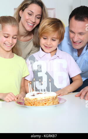 Familie feiert Kindergeburtstag Stockfoto