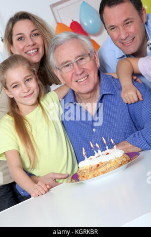 Familie feiern Großvaters Geburtstag Stockfotografie - Alamy