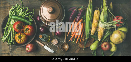 Herbst kochen Hintergrund. Herbst Zutaten für thanksgiving Tag Abendessen Vorbereitung. Flachbild-lay von grünen Bohnen, Maiskolben, Karotten, Tomaten, Auberginen, f Stockfoto