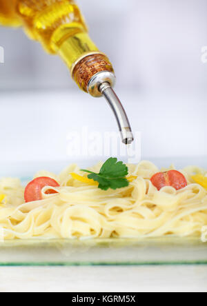 Nahaufnahme auf auf Olivenöl Pasta geschüttet wurde Stockfoto