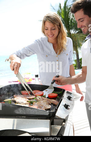 Freundliche paar Zubereitung Gegrilltes auf Grill Stockfoto