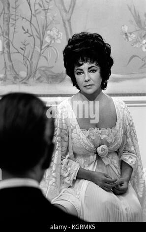 Der Spiegel knacken würde (1980) Elizabeth Taylor Datum: 1980 Stockfoto