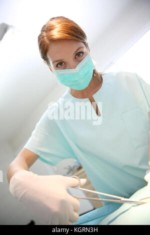 Chirurg Frau mit der Maske in der Chirurgie Zimmer Stockfoto